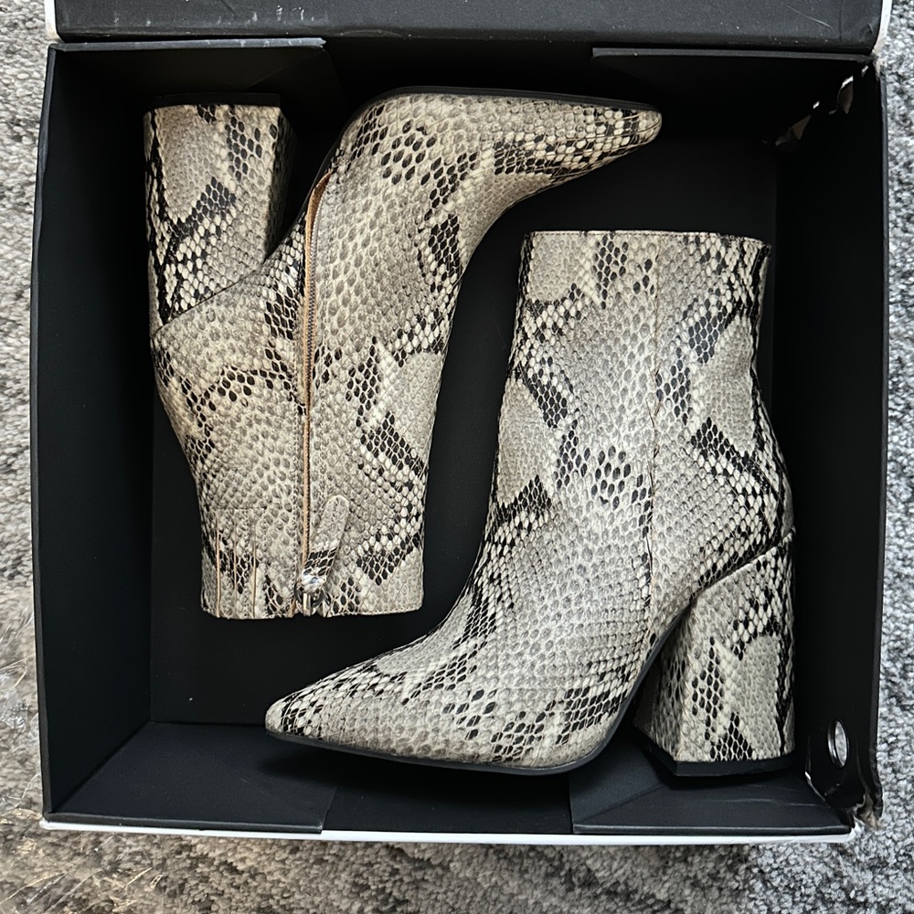 BNIB Revolve Alias Mae Beige Snake Ankle Booties